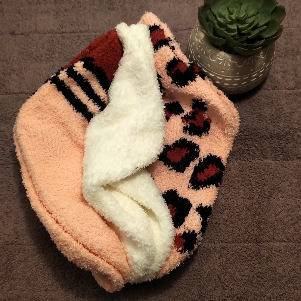🆕Betsey Johnson Cozy Plush Crew Socks - 3 PACK - Picture 5 of 7